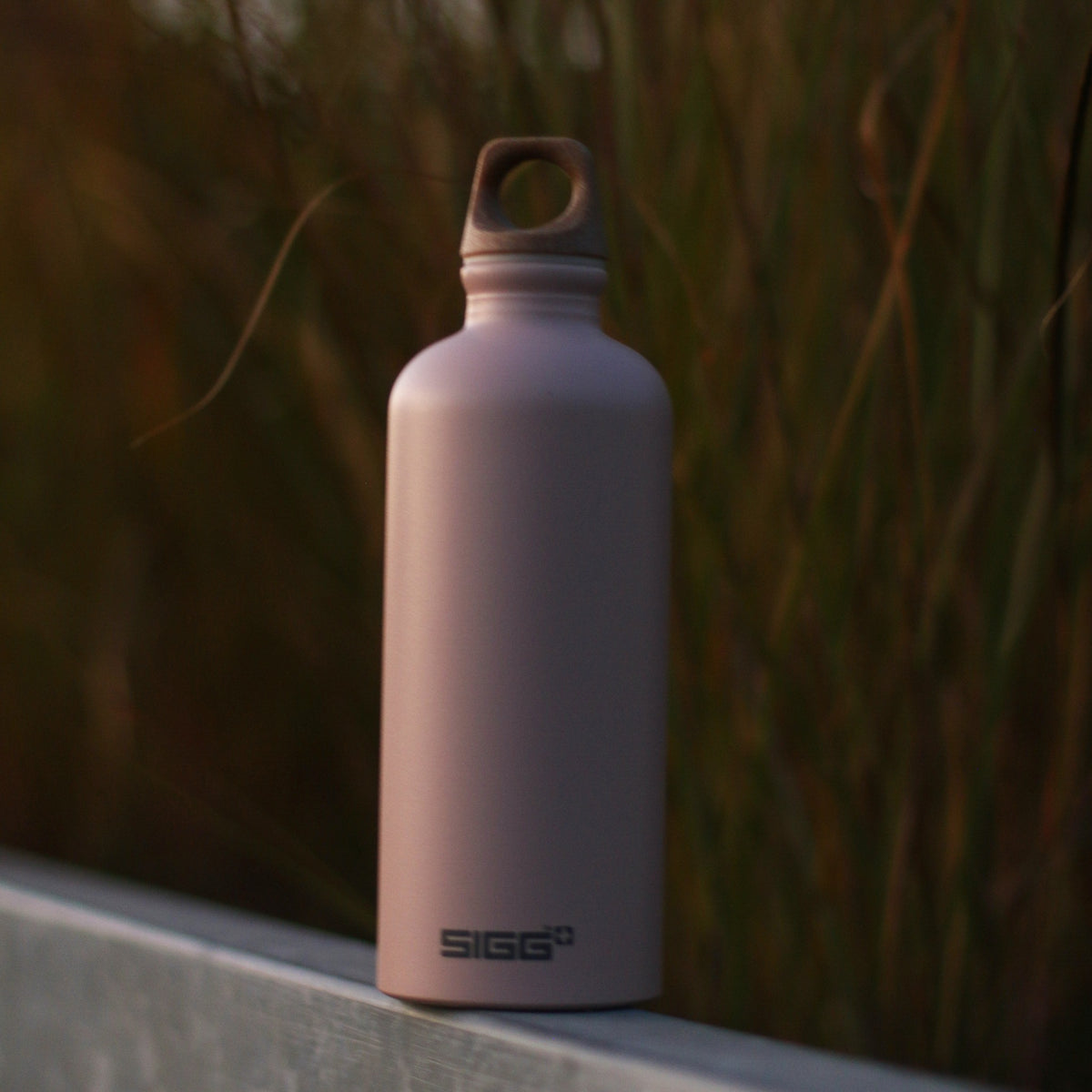 SIGG Traveller MyPlanet Journey Plain 0,6 l, käytössä ulkona 2