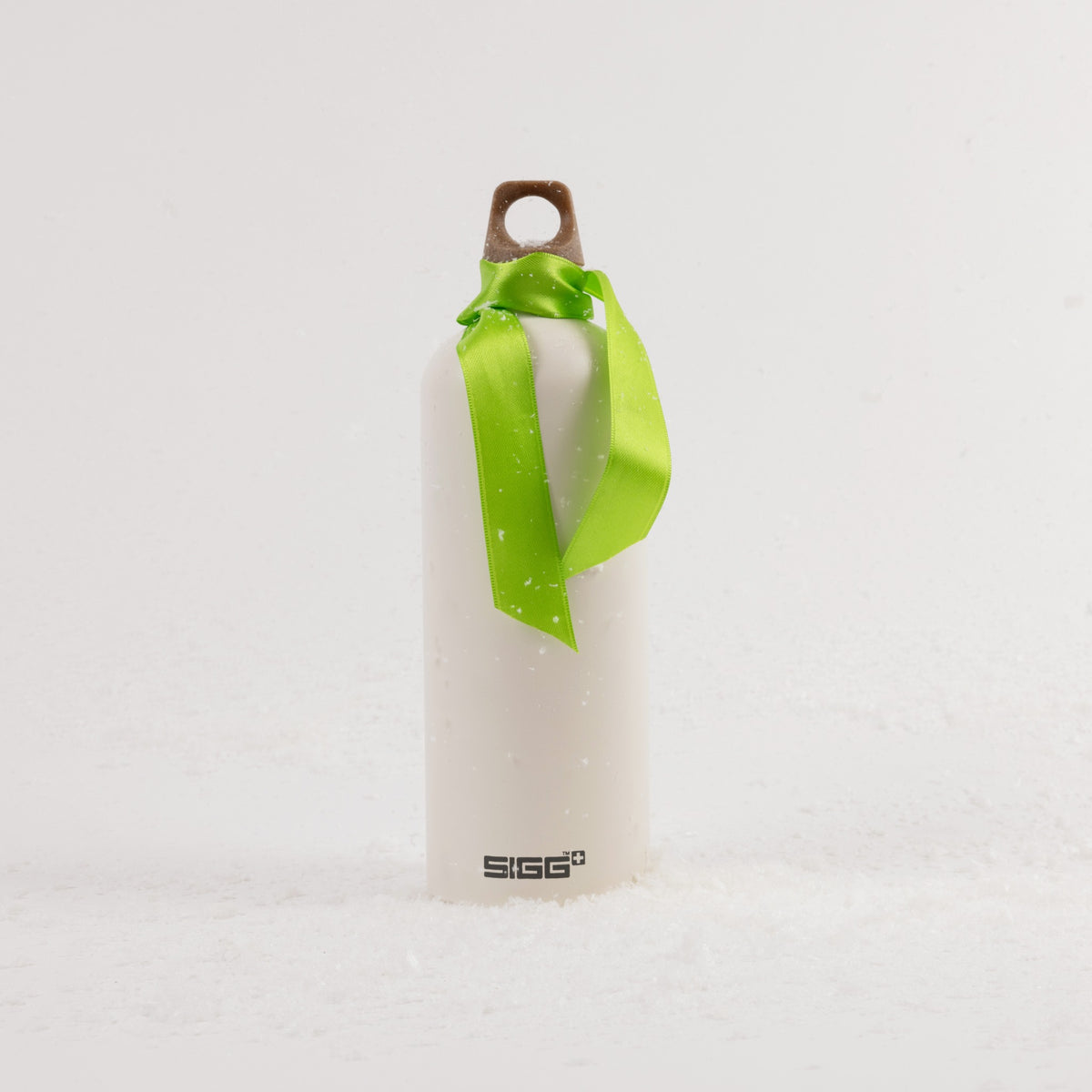 SIGG Traveller MyPlanet Forward Plain 1,0 l, käytössä ulkona 2