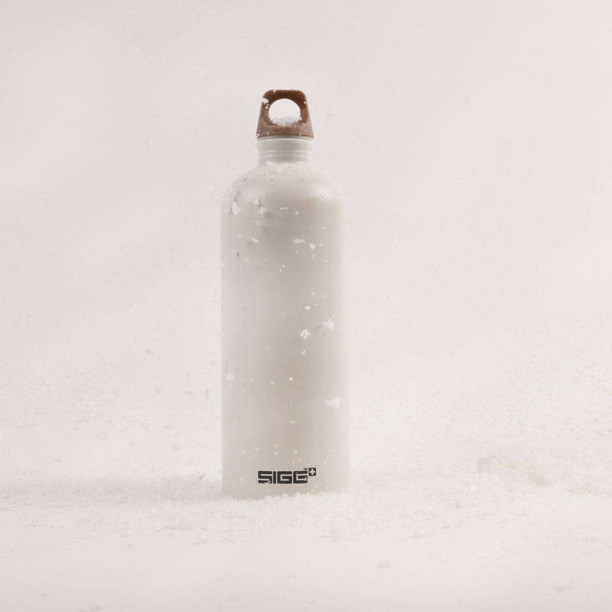 SIGG Traveller MyPlanet Forward Plain 1,0 l, käytössä ulkona
