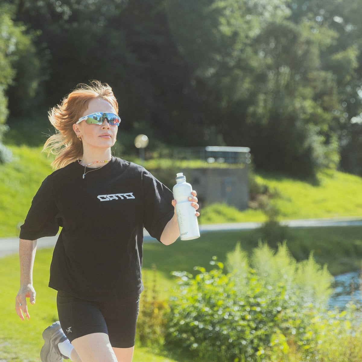 SIGG Move MyPlanet Alu 0,75 l, käytössä ulkona
