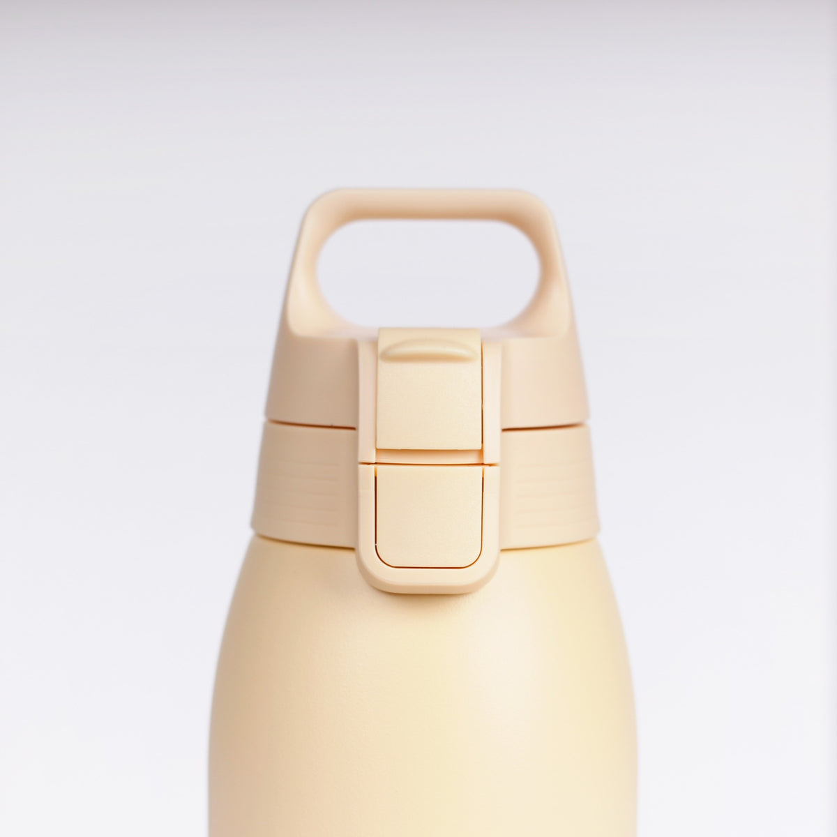 SIGG Shield Therm One Opti Yellow 1,0 l, käytössä ulkona 2