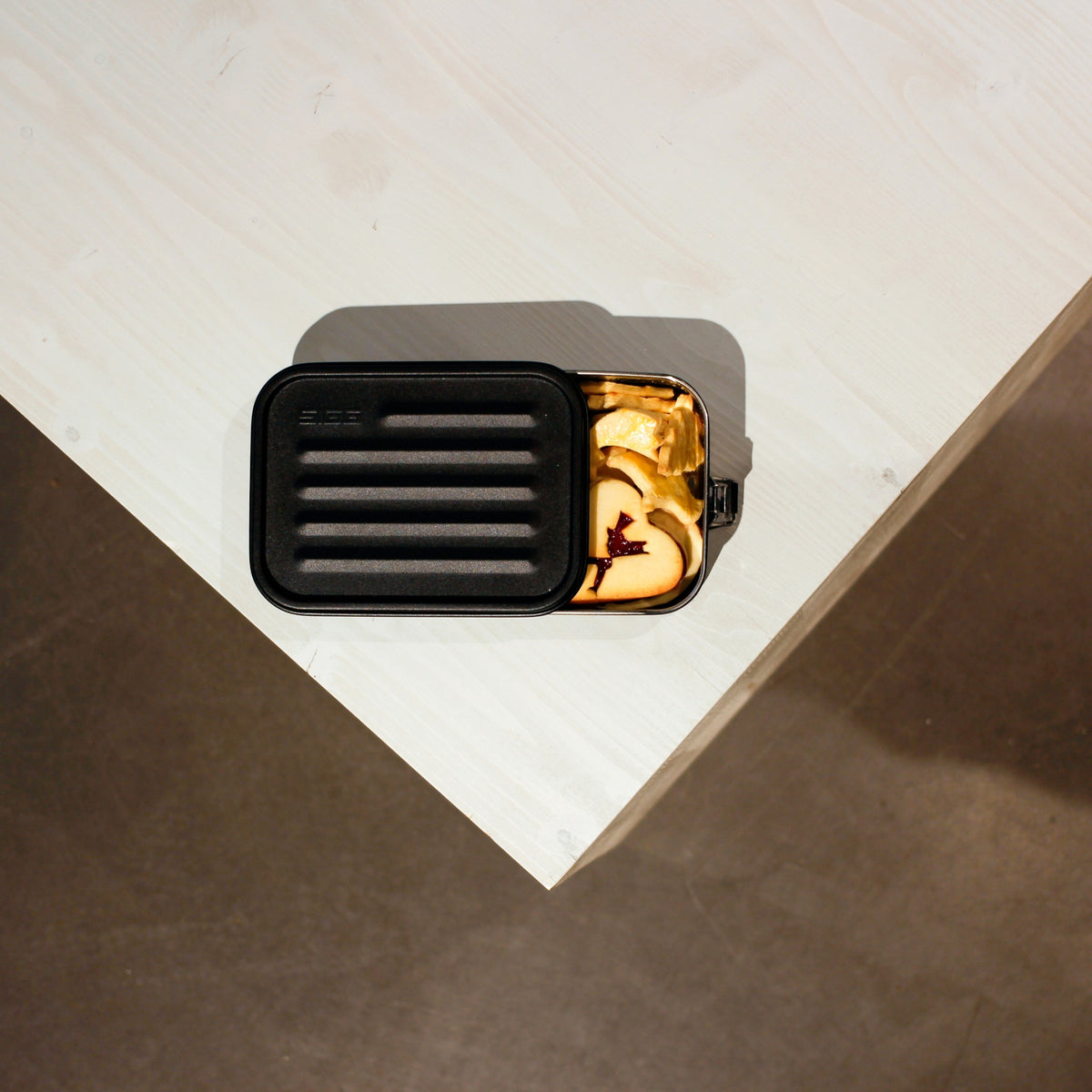 SIGG Gemstone Box Obsidian eväsrasia, käytössä ulkona