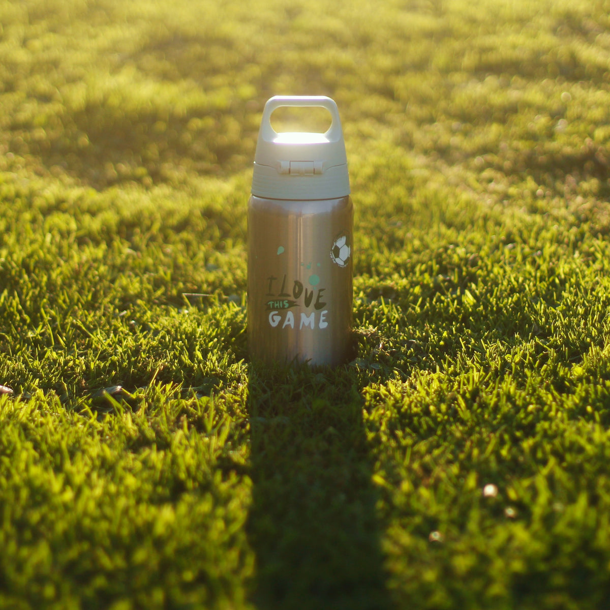 SIGG Shield One Love Football 0,5 l, käytössä ulkona 2