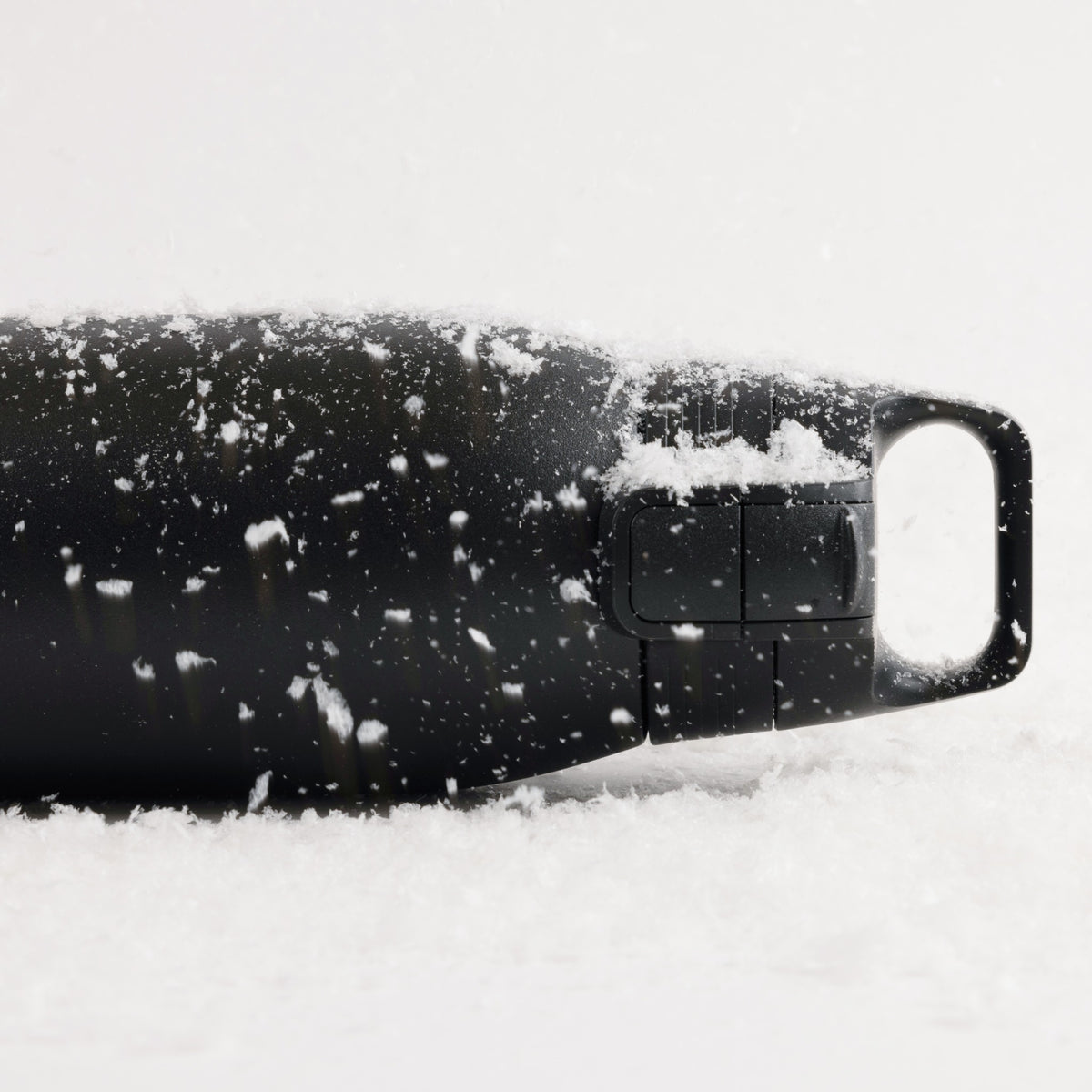 SIGG SHIELD THERM ONE TERMOSPULLO BLACK 1,0 l, käytössä ulkona