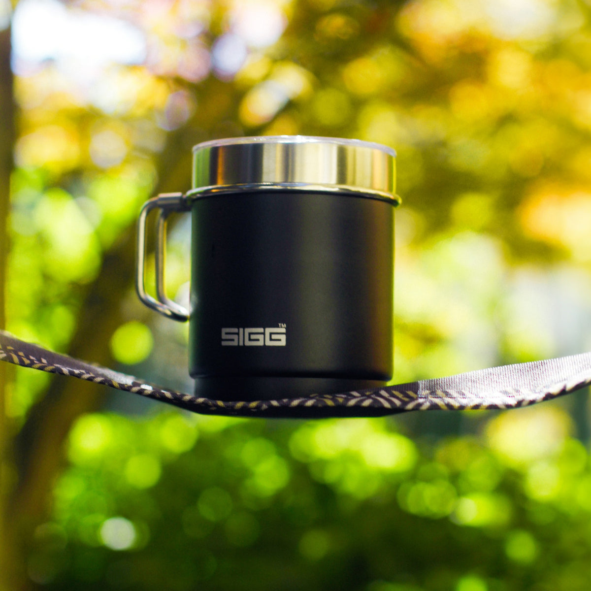 SIGG TRAVEL MUG termosmuki vihreä 0,3 l, käytössä ulkona
