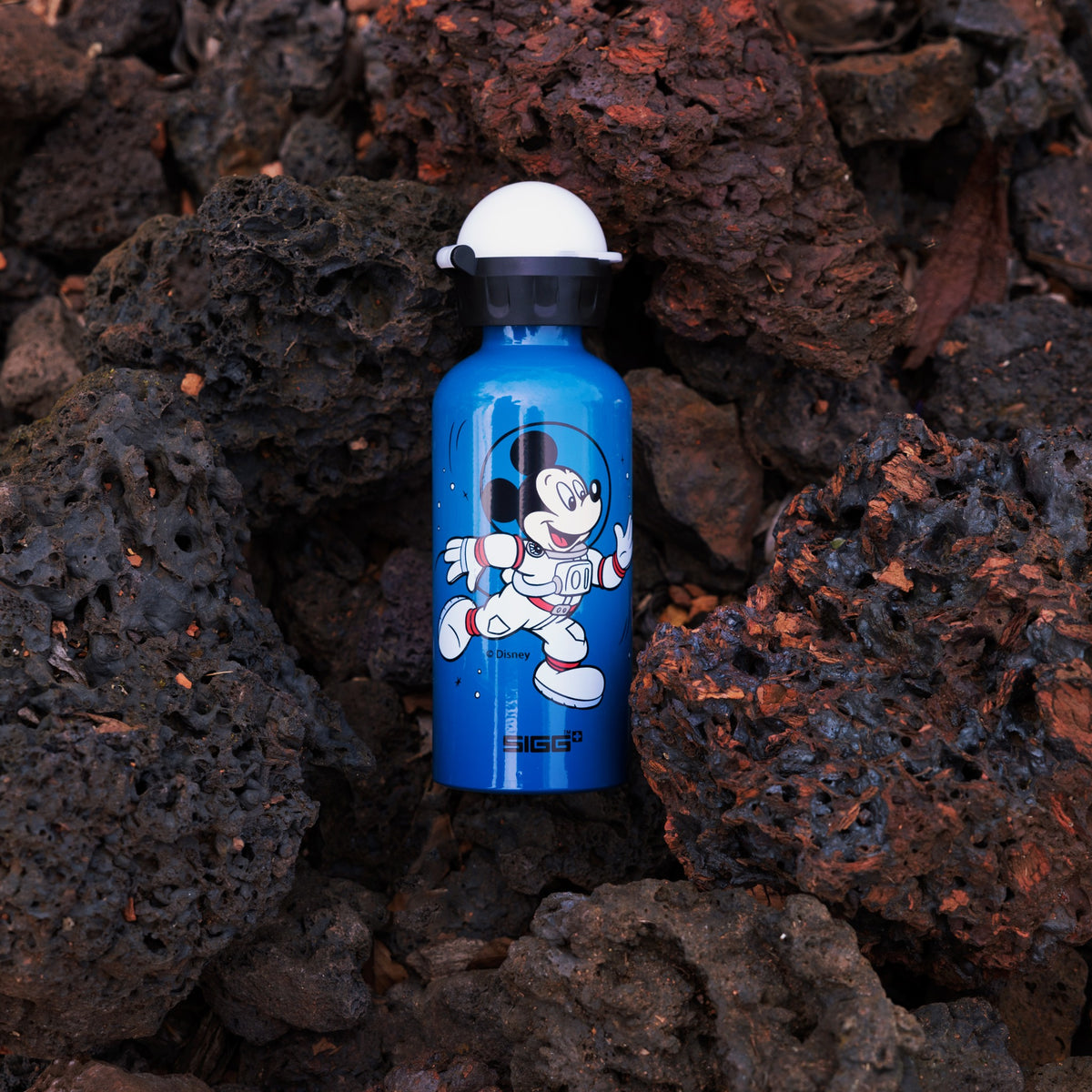 SIGG KBT MICKEY ASTRONAUT 0,4 l, käytössä ulkona