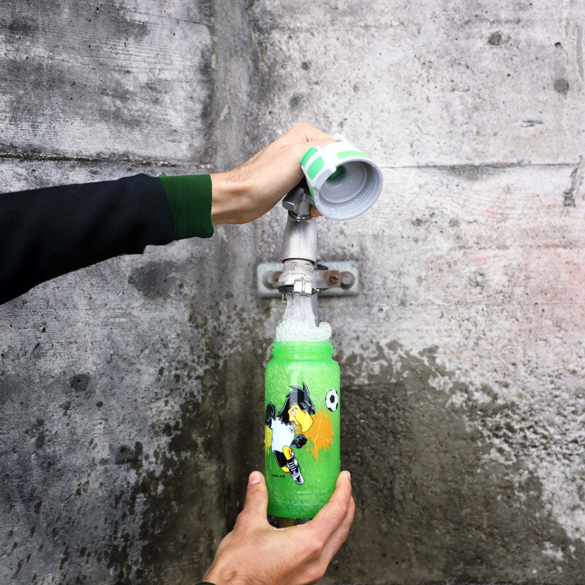 SIGG VIVA ONE PAULE 0,5 l LASTENPULLO, käytössä ulkona