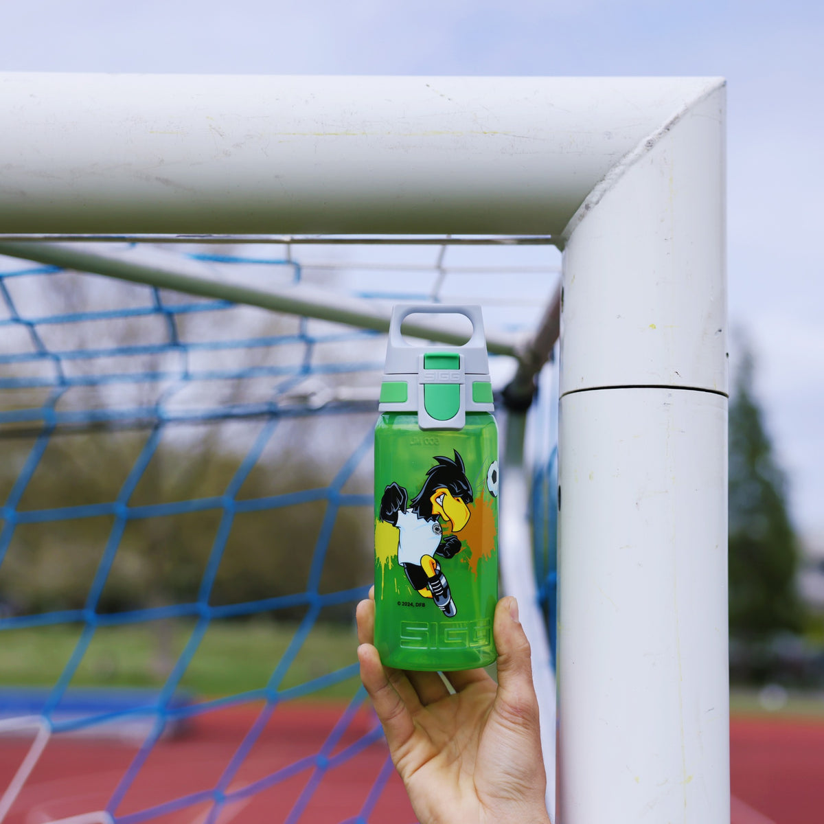 SIGG VIVA ONE PAULE 0,5 l LASTENPULLO, käytössä ulkona 2