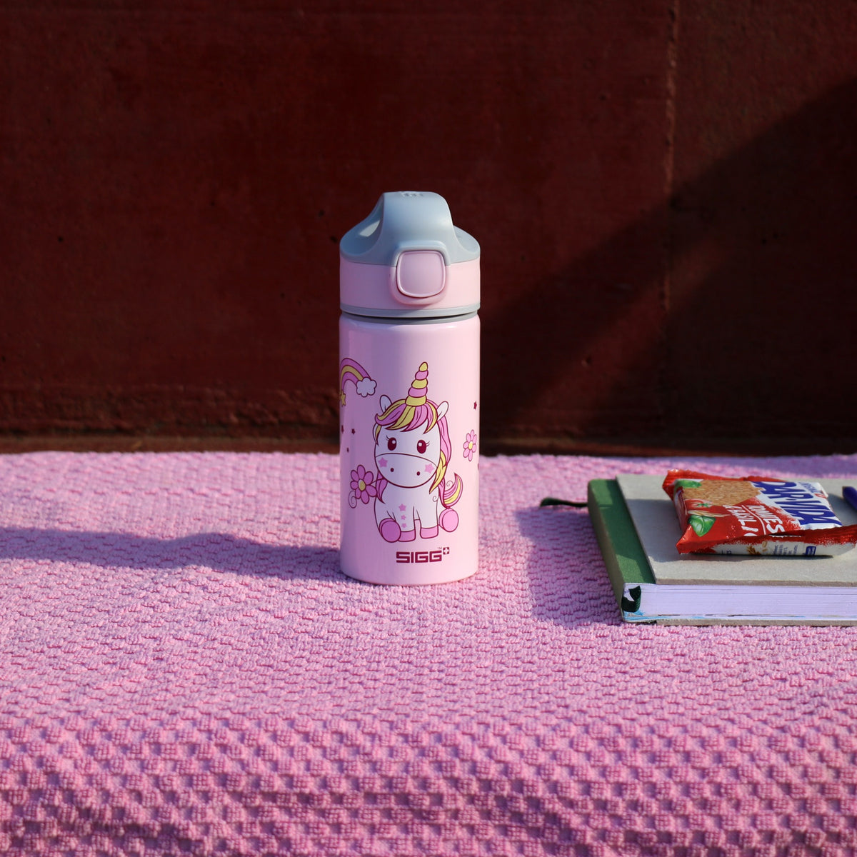 SIGG Miracle Wmb lastenpullo Happy Unicorn 0,4 l, käytössä ulkona 2