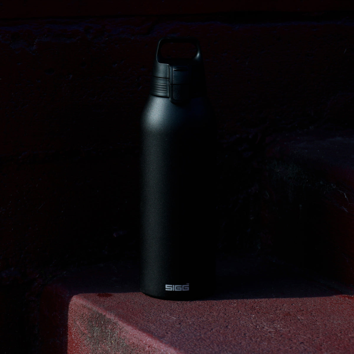 SIGG Shield Therm One Termospullo Black 1,5 l, käytössä ulkona