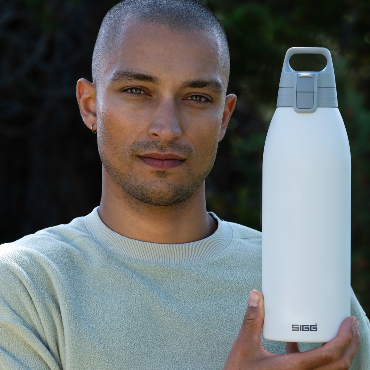 SIGG Shield Therm One termospullo White 1,5 l, käyttökuva