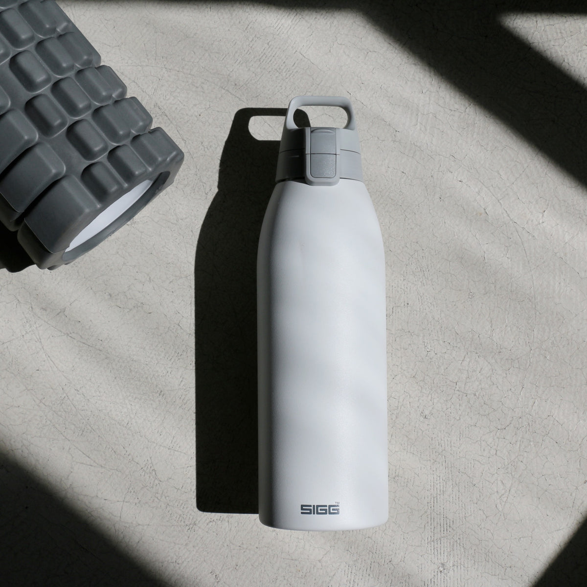 SIGG Shield Therm One termospullo White 1,5 l, käytössä ulkona