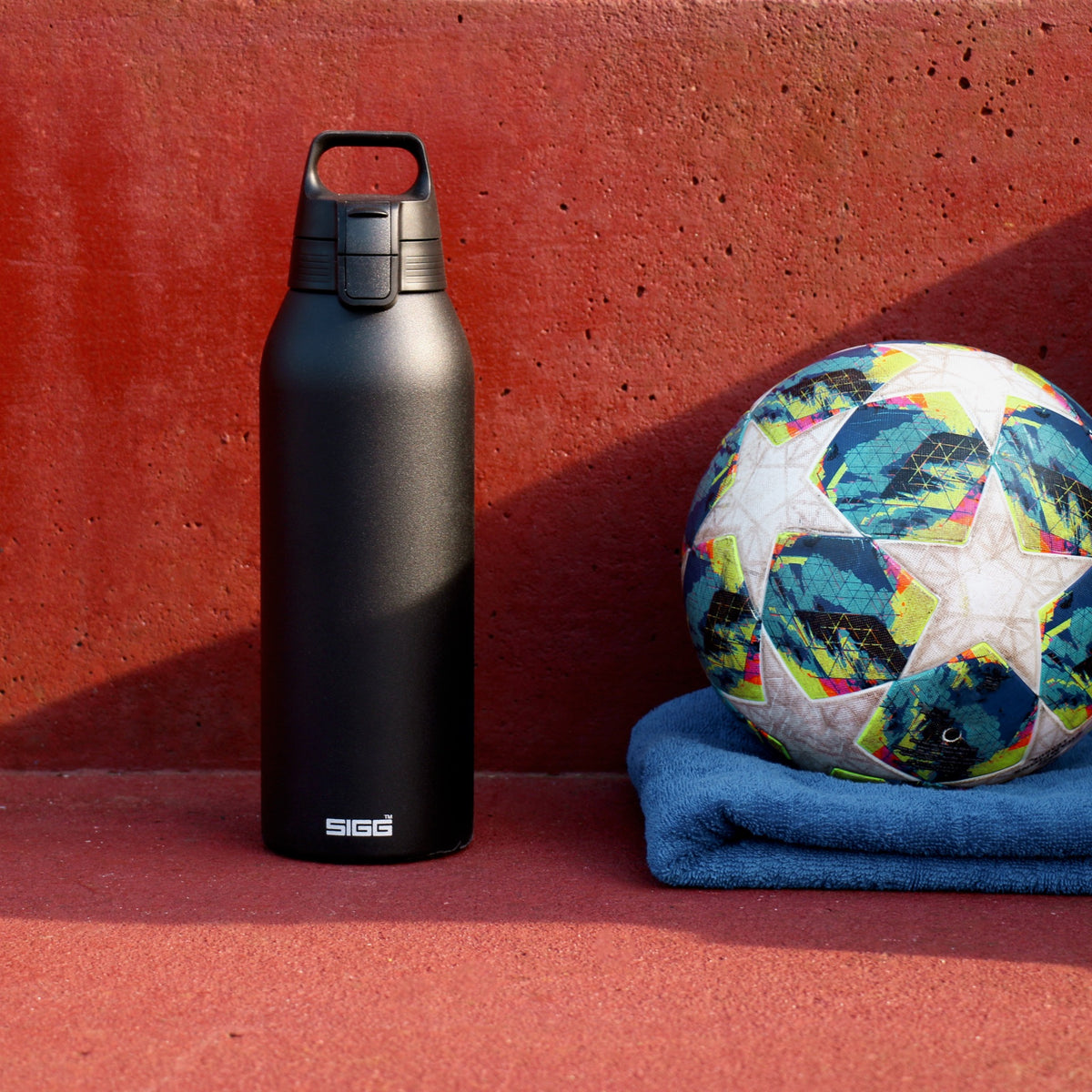 SIGG Shield One Black 1,5 l juomapullo, käytössä ulkona