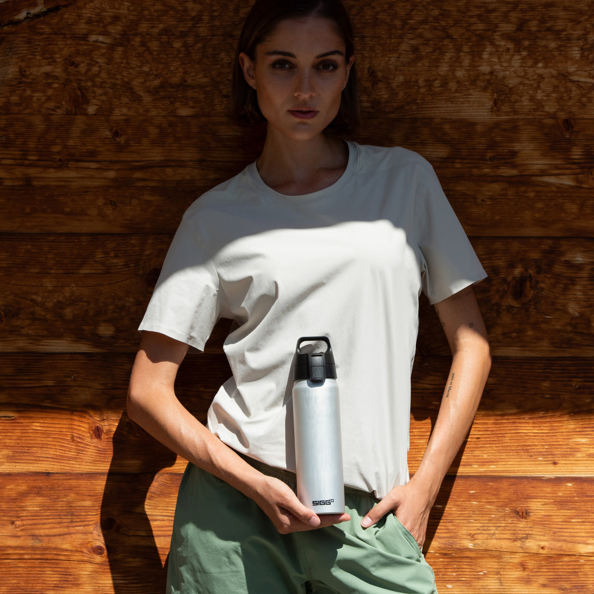 SIGG WMB ONE alumiini juomapullo Alu 0,75 l, käyttökuva
