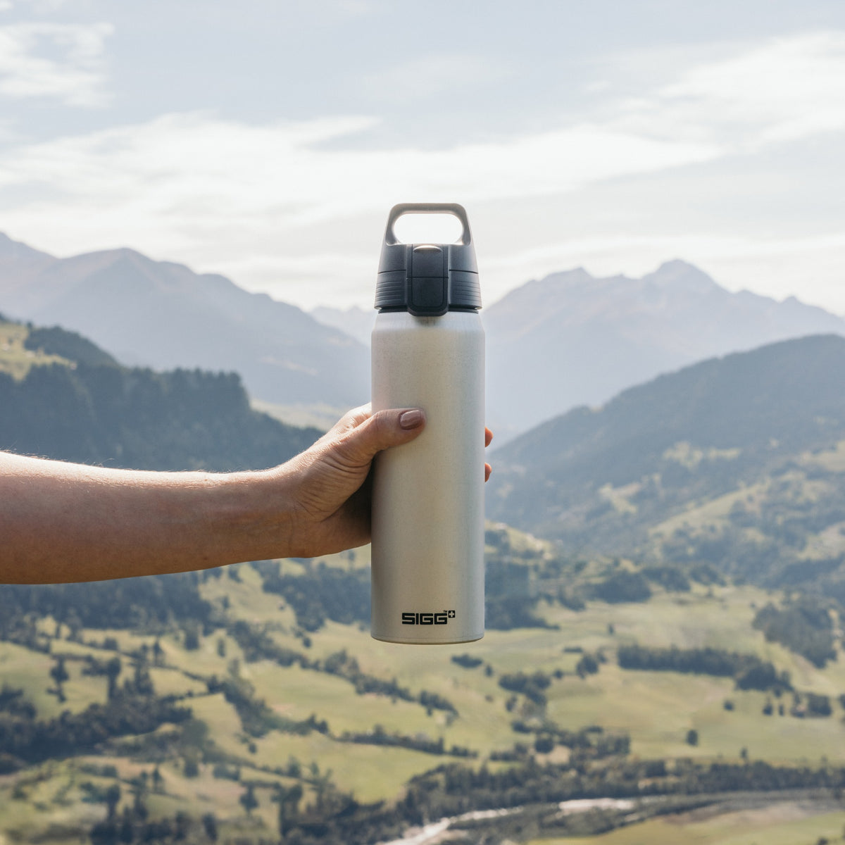 SIGG WMB ONE alumiini juomapullo Alu 0,75 l, käytössä ulkona 2
