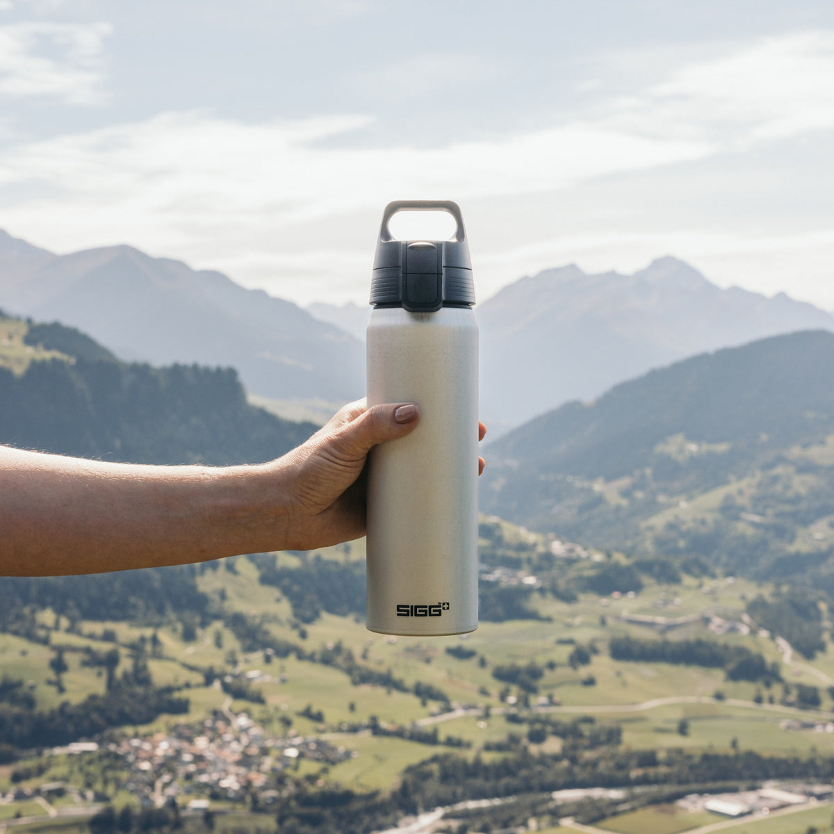 SIGG WMB ONE alumiini juomapullo Alu 0,75 l, käytössä ulkona