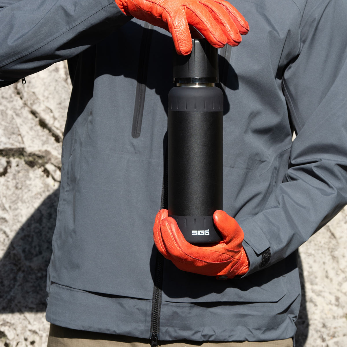SIGG Alpine Star termospullo Black 1,0 l, käyttökuva