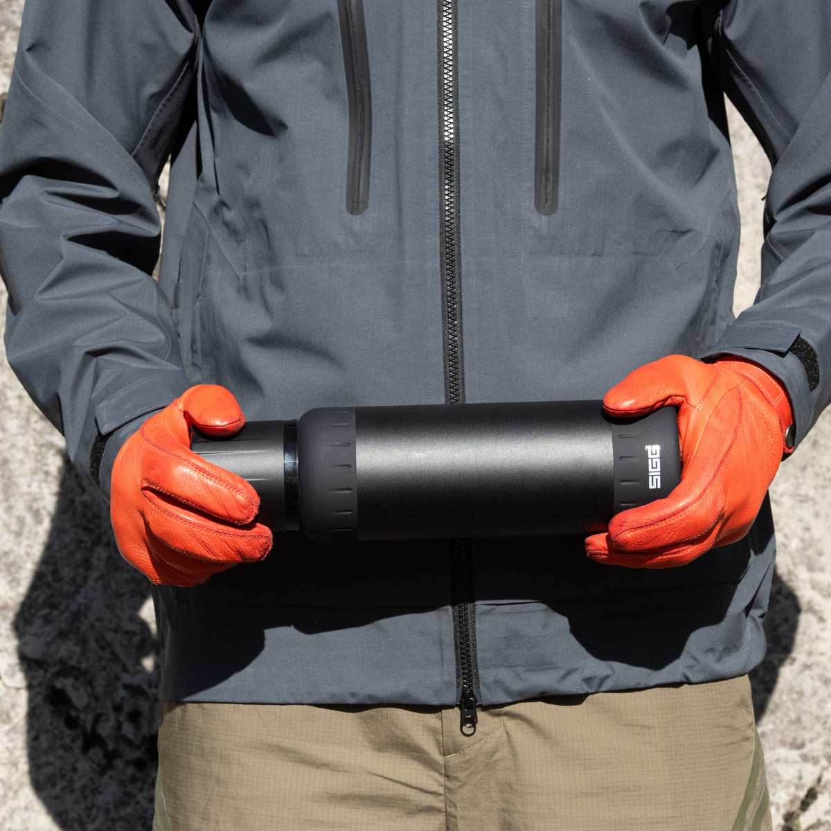 SIGG Alpine Star termospullo Black 1,0 l, käyttökuva 2