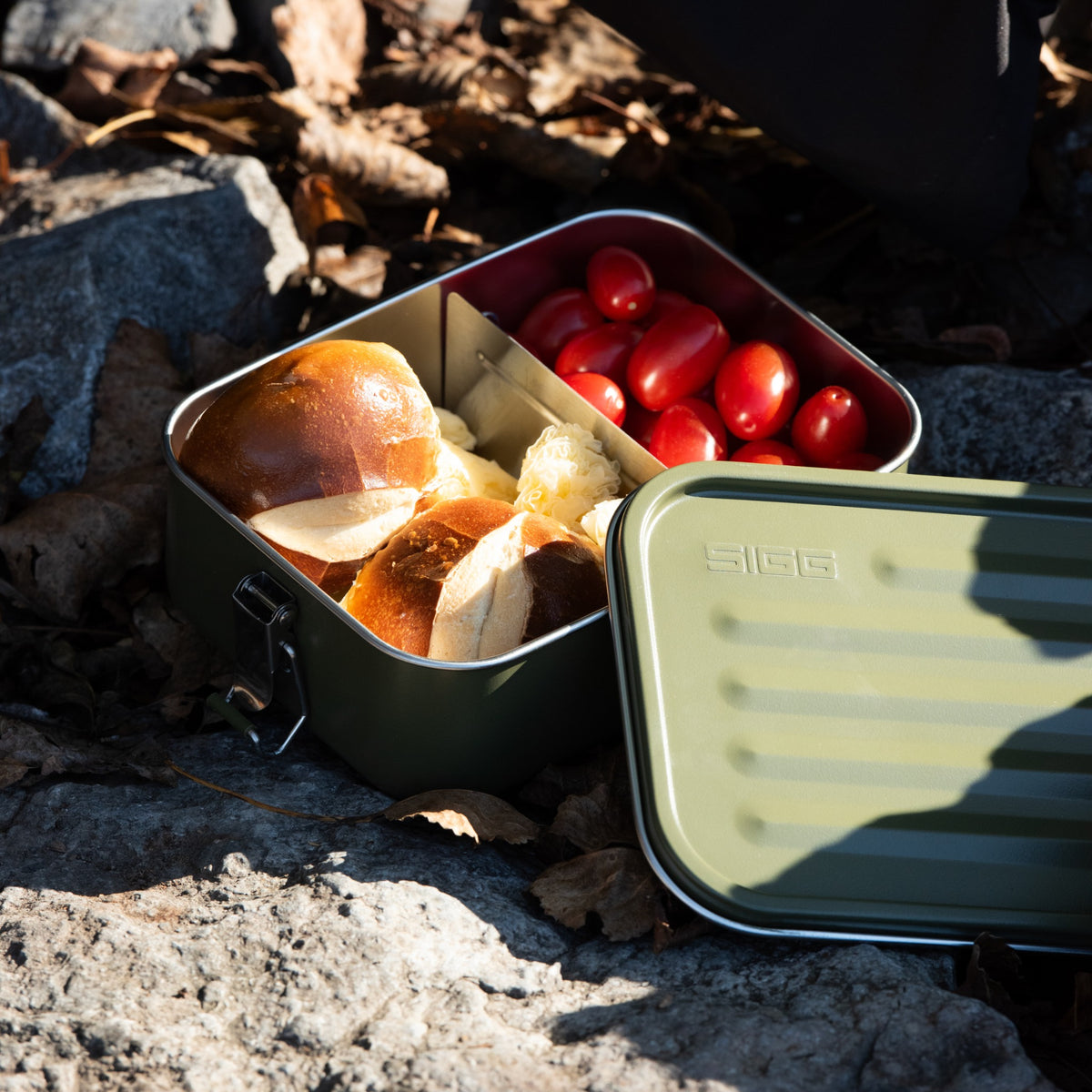 SIGG Gemstone Box eväsrasia Roasted Green, käyttökuva