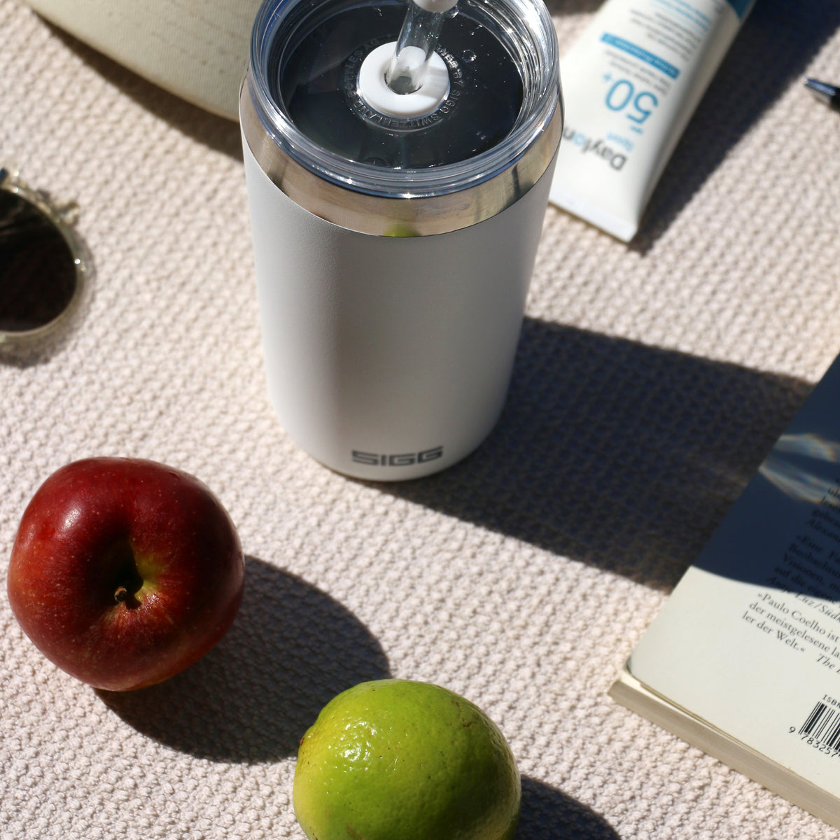 SIGG Helia White 0,45 l, käytössä ulkona