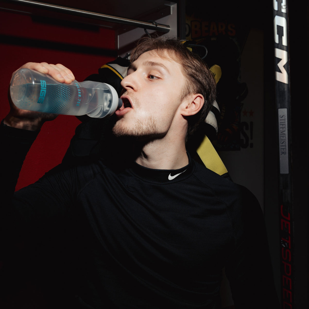 SIGG Pulsar Transparent Aqua 0,75 l urheilupullo, käyttökuva 2