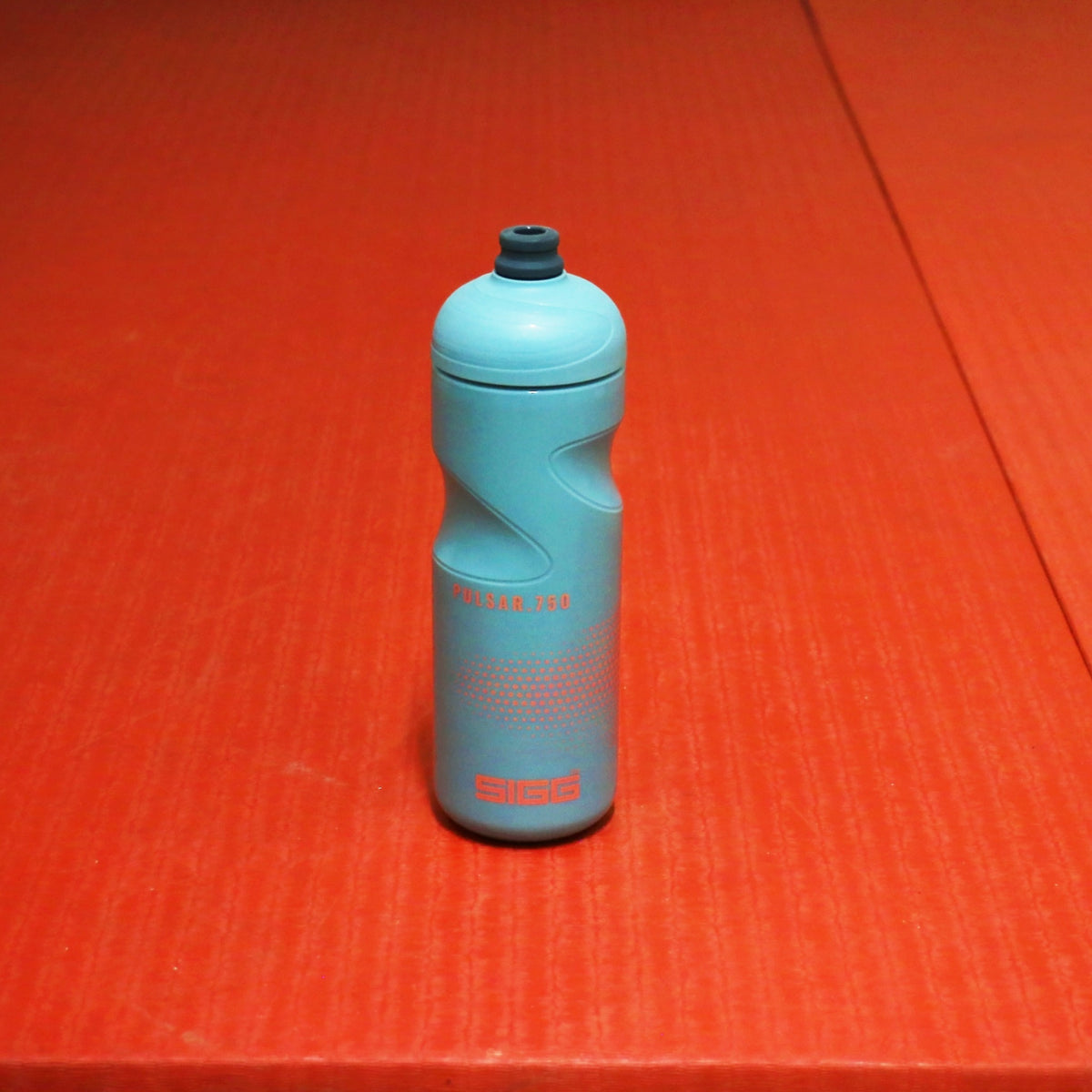 SIGG Pulsar Morning Blue 0,75 l urheilupullo, käytössä ulkona