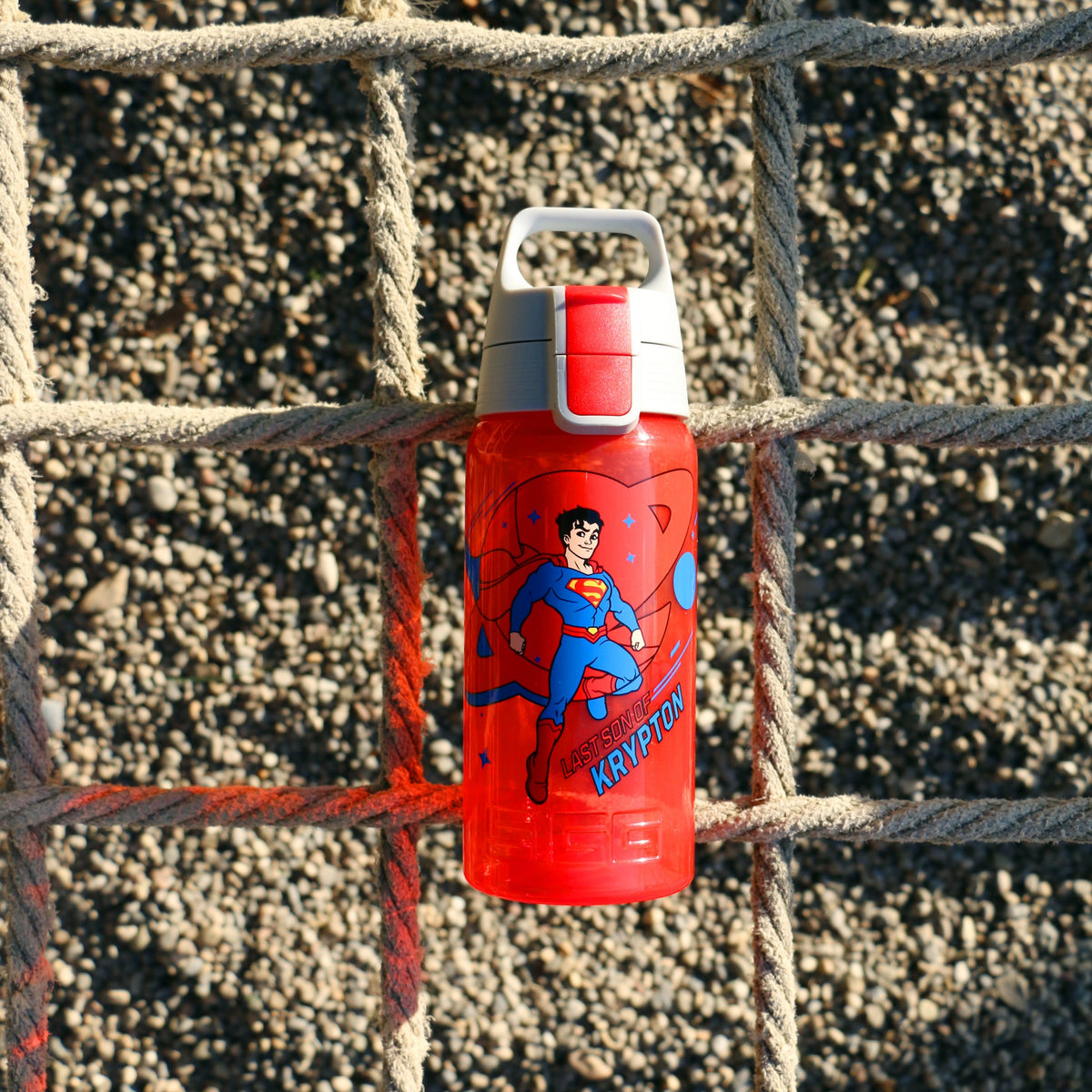 SIGG Viva One Superman 0,5 l, käytössä ulkona 2