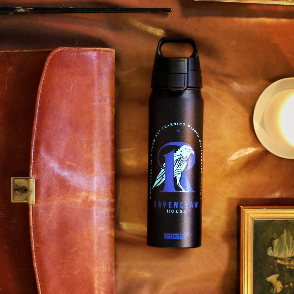 SIGG WMB ONE Ravenclaw 0,75 l alumiinipullo, käytössä ulkona