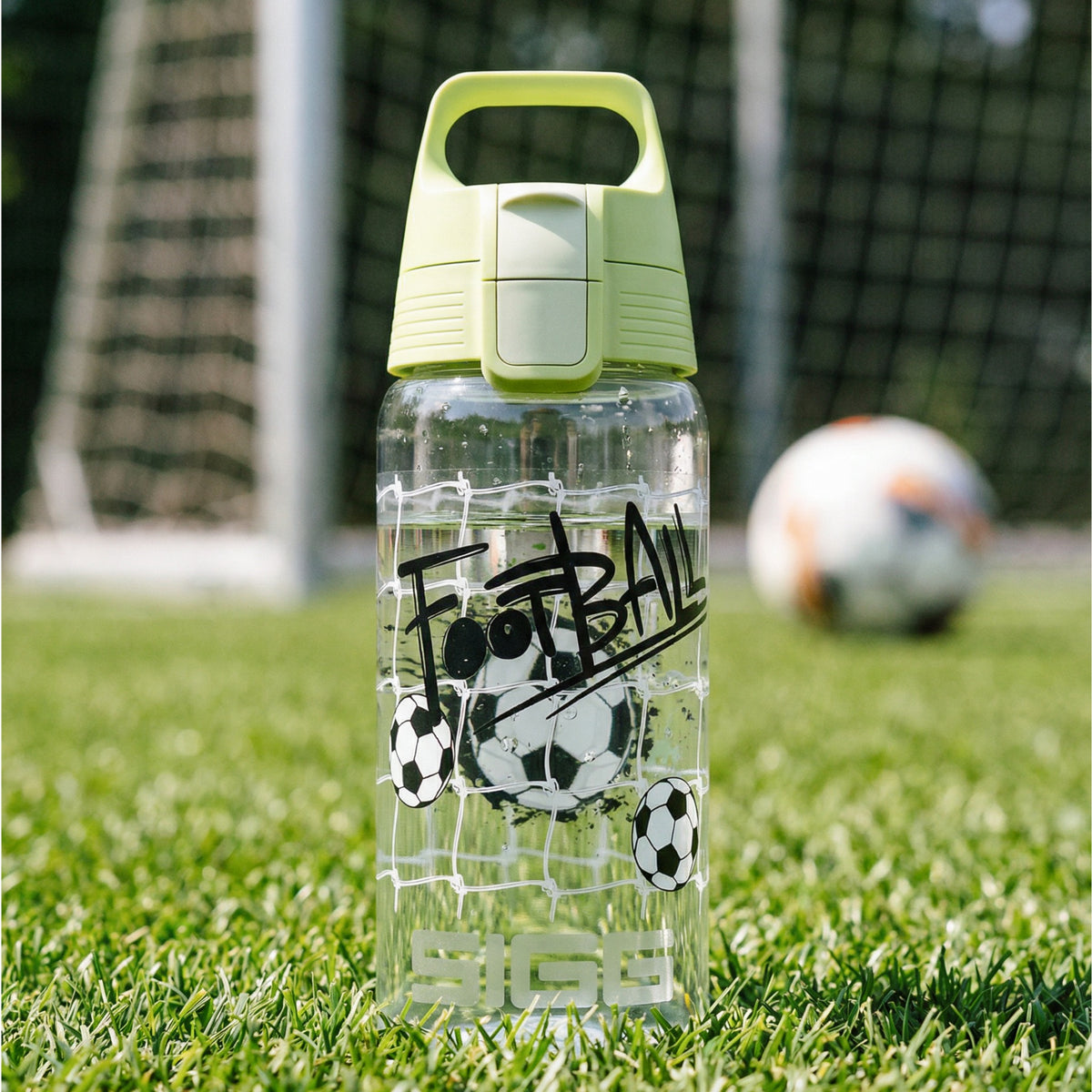 SIGG VIVA ONE FOOTBALL SPLASH LASTEN JUOMAPULLO 0,5 l, käytössä ulkona