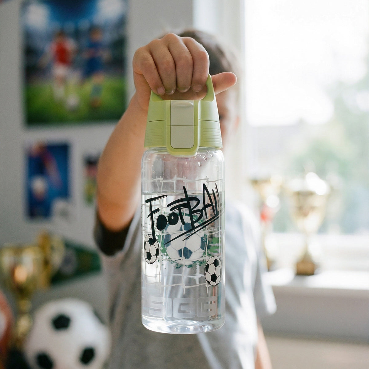 SIGG VIVA ONE FOOTBALL SPLASH LASTEN JUOMAPULLO 0,5 l, käytössä ulkona 2