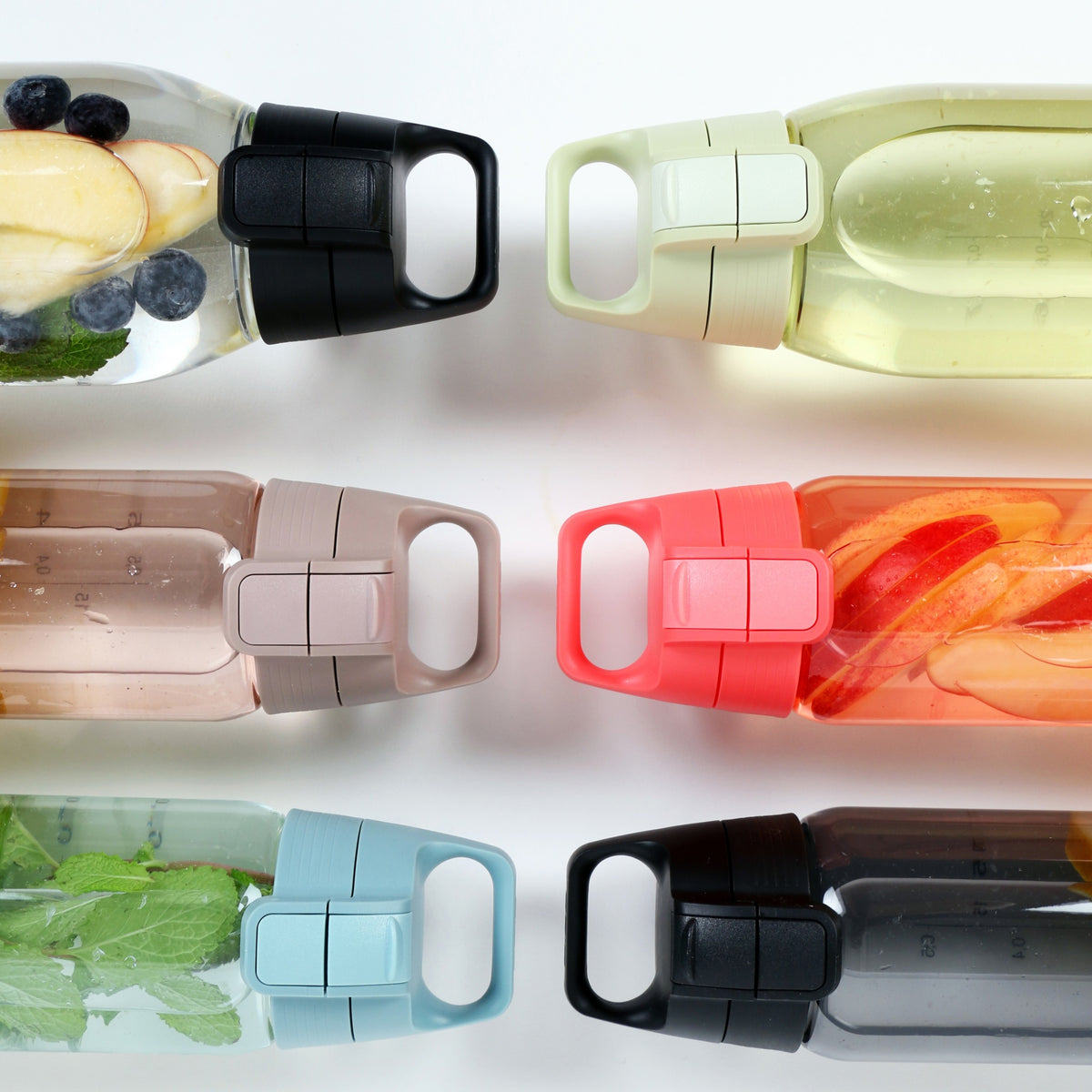 SIGG TOTAL COLOR ONE JUOMAPULLO - TRANSPARENT 1,0 l, käytössä ulkona