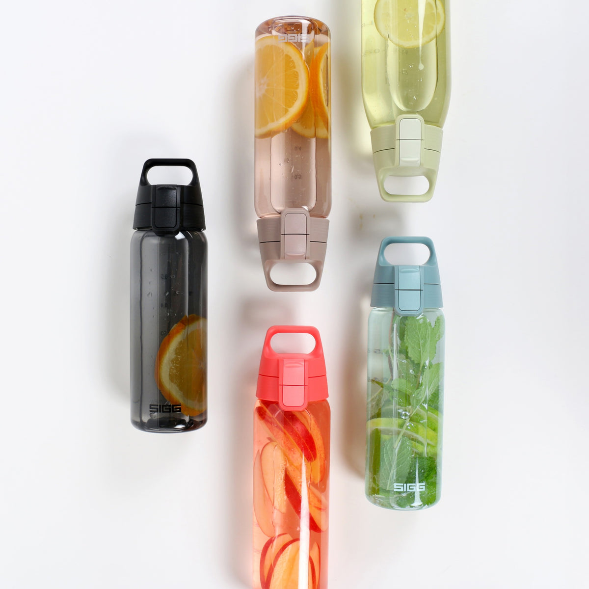 SIGG Total Color ONE Anthracite 0,6 l juomapullo, käytössä ulkona