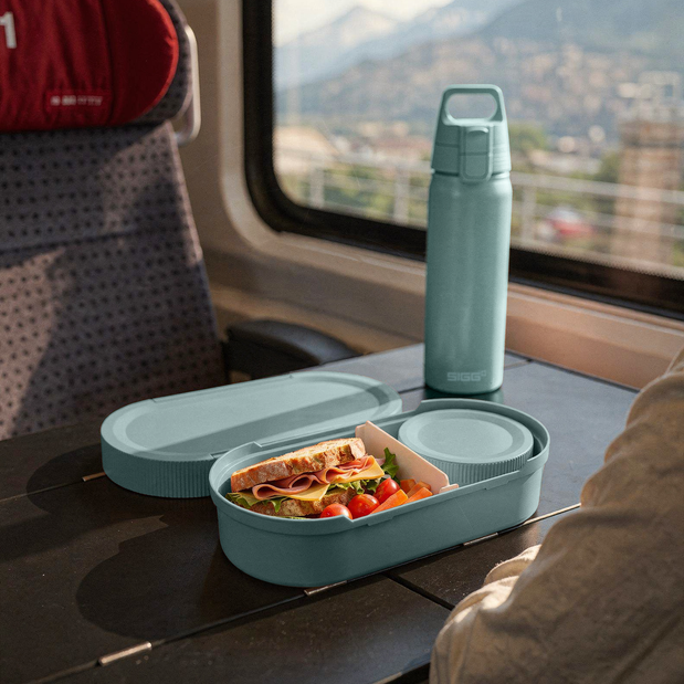 SIGG LUMO Lunchbox Morning Blue, käytössä ulkona