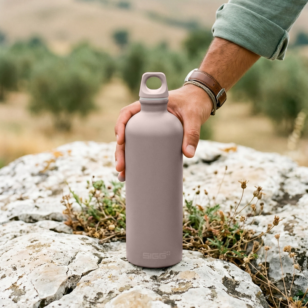 SIGG TRAVELLER JUOMAPULLO DUSK 1,0 l, käytössä ulkona