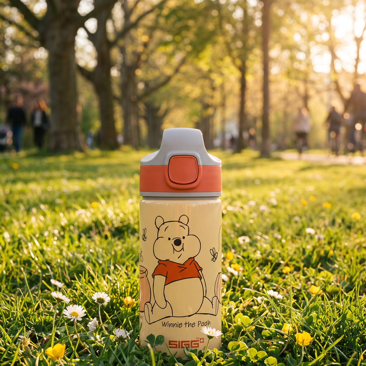 SIGG Miracle lastenpullo Winnie Honey 0,4 l, käytössä ulkona