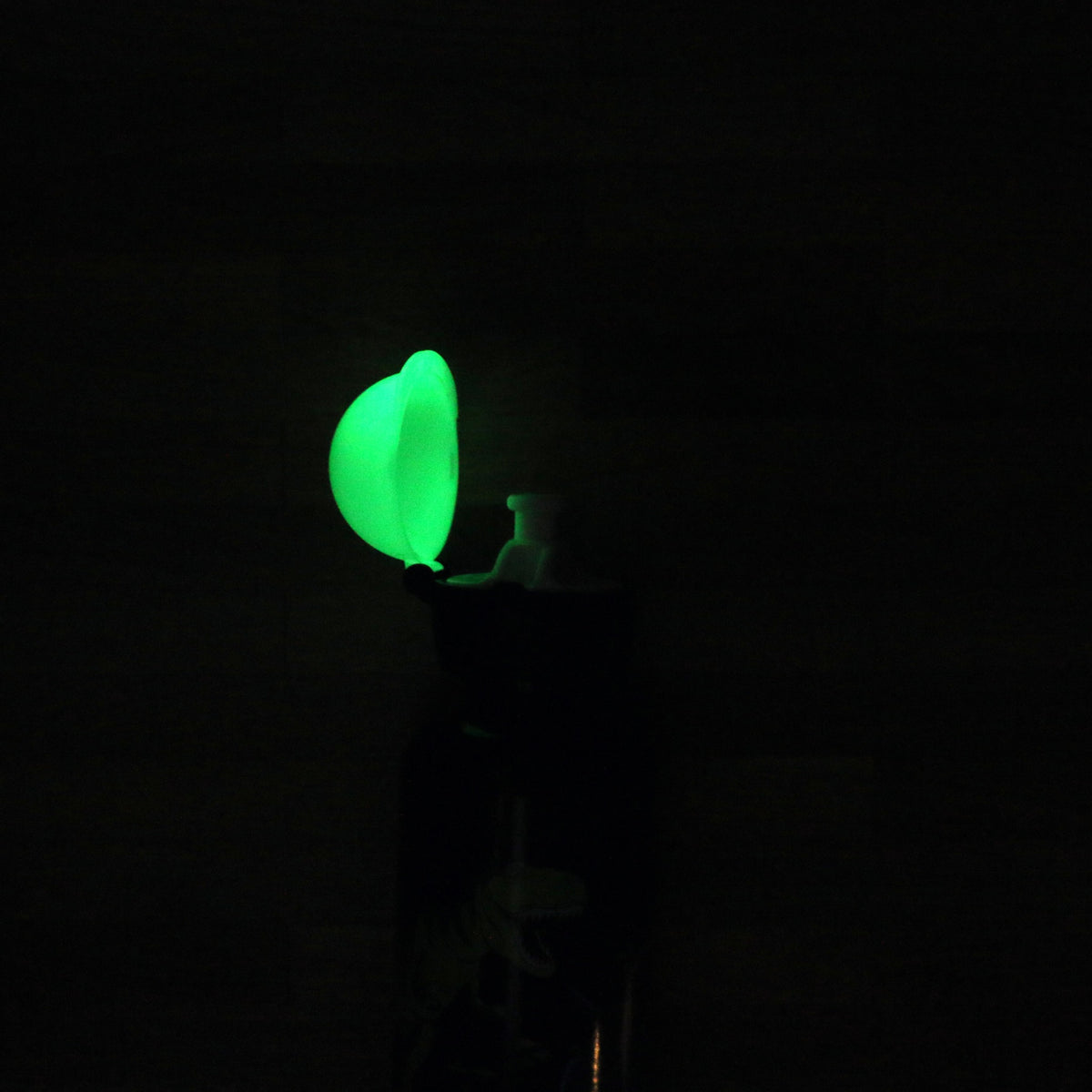 SIGG 0,4 l GLOW IN THE DARK DINOSAURS LASTENPULLO, käytössä ulkona