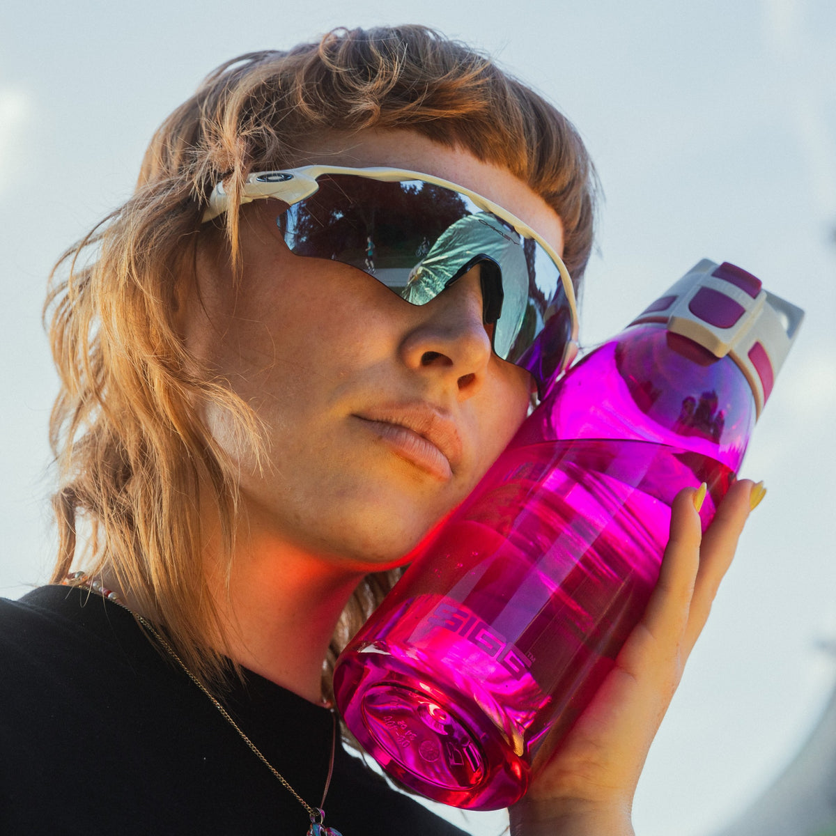 SIGG Total Color Berry 1,0 l, käytössä ulkona