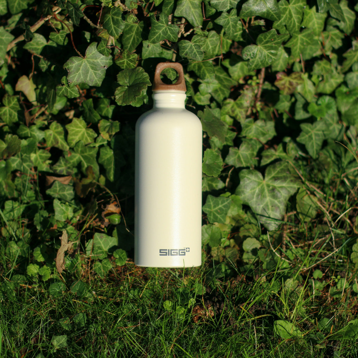 SIGG Traveller MyPlanet Forward Plain 0,6 l, käytössä ulkona