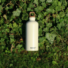 SIGG Traveller MyPlanet Forward Plain 0,6 l, käytössä ulkona