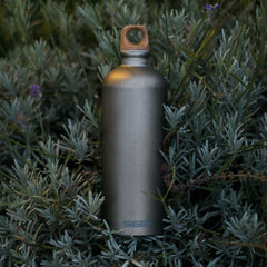 SIGG Traveller MyPlanet Lighter Plain 1,0 l, käytössä ulkona