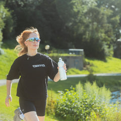 SIGG Move MyPlanet Alu 0,75 l, käytössä ulkona