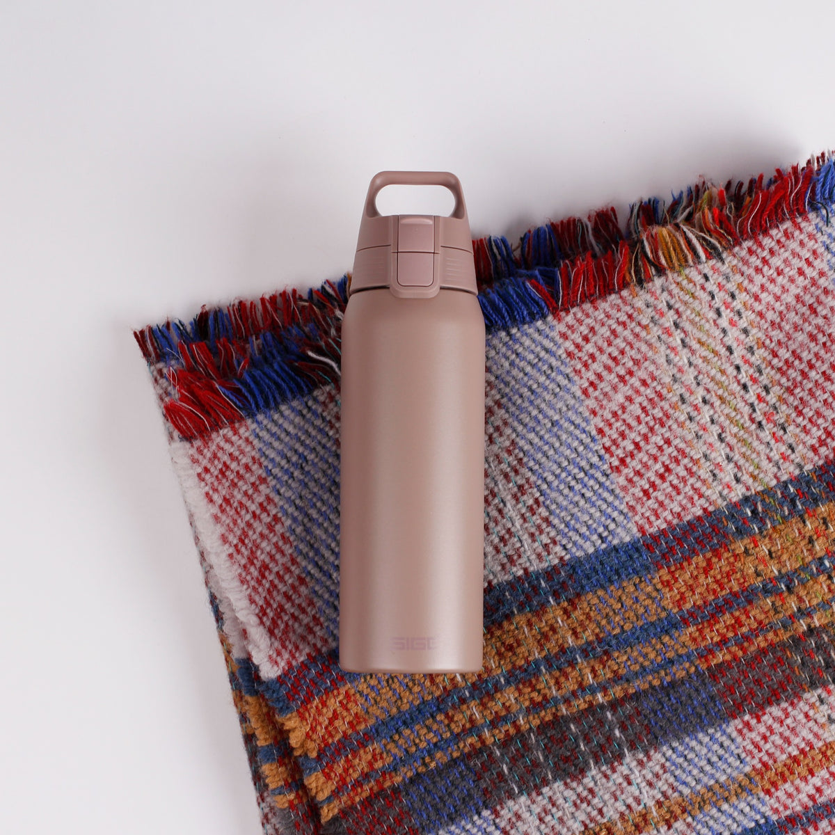 SIGG Shield Therm One termospullo Dusk 0,75 l, käytössä ulkona