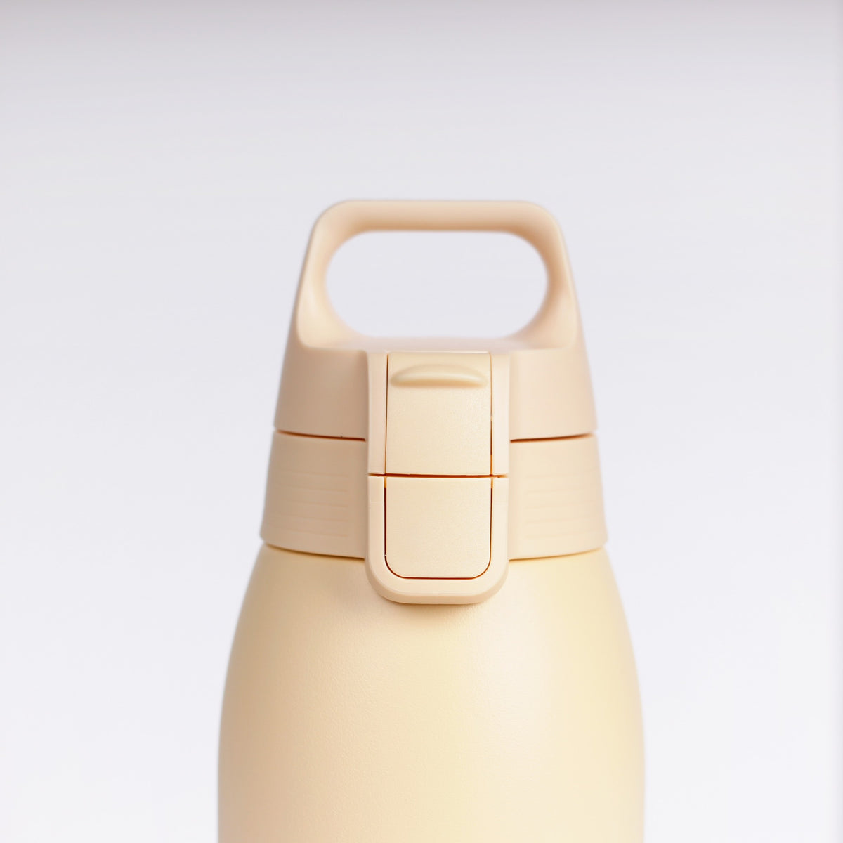 SIGG Shield Therm One Opti Yellow 1,0 l, käytössä ulkona