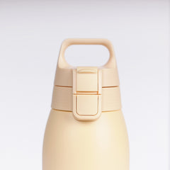 SIGG Shield Therm One Opti Yellow 1,0 l, käytössä ulkona 2