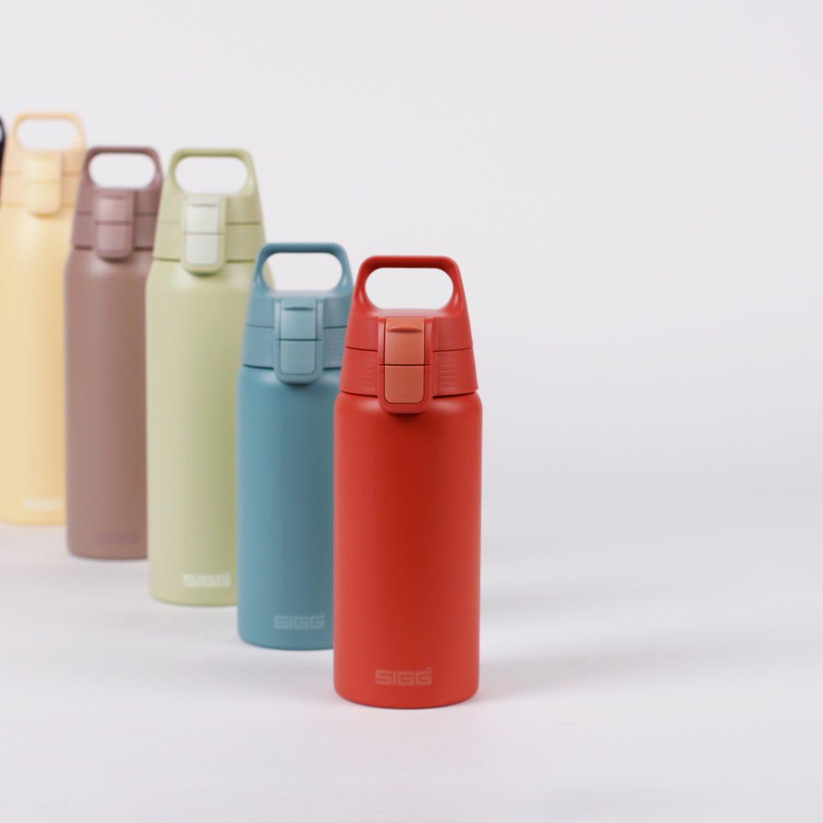 SIGG Shield Therm One termospullo Nocturne 1,0 l, käytössä ulkona