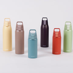 SIGG Shield Therm One termospullo Nocturne 1,0 l, käytössä ulkona 2