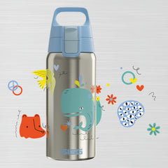 SIGG Shield Therm One lasten juomapullo Whale Friend 0,5 l, käyttökuva