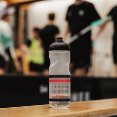 SIGG Pulsar Transparent Pink 0,75 l, käytössä ulkona