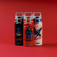 SIGG WMB ONE Batman into Action Blue 0,6 l, käytössä ulkona
