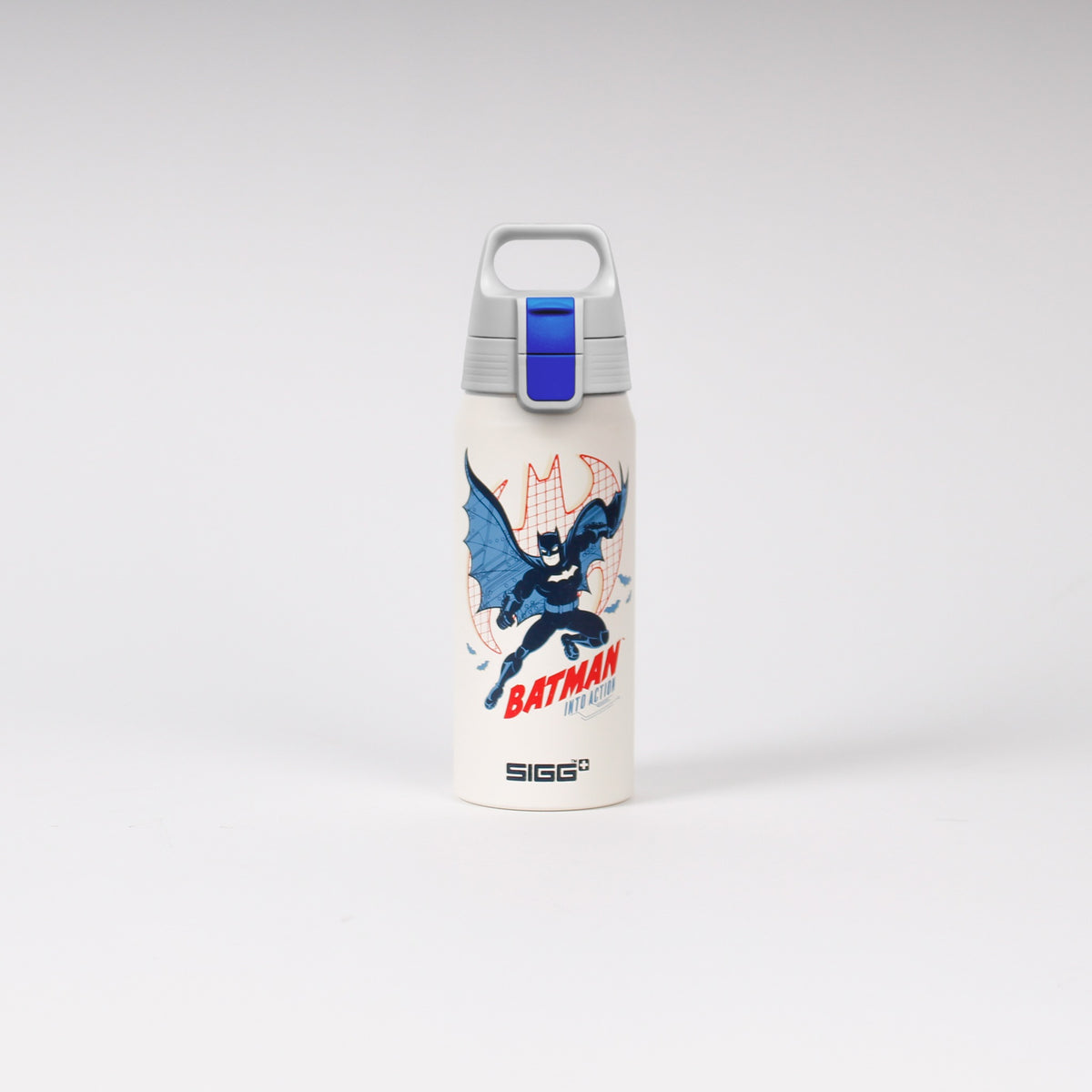 SIGG WMB ONE Batman into Action White 0,6 l, käytössä ulkona